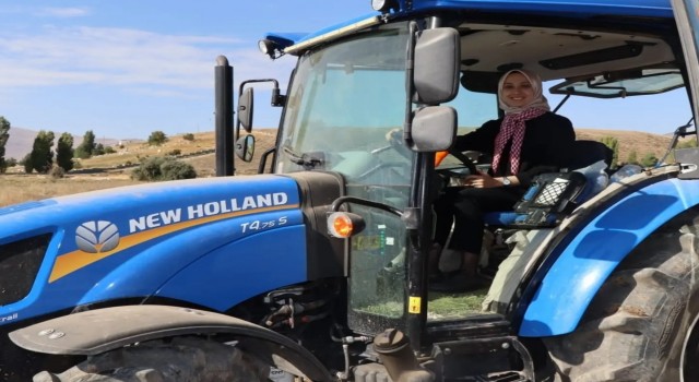 Kaymakam Duman traktör binip, patates hasat etti