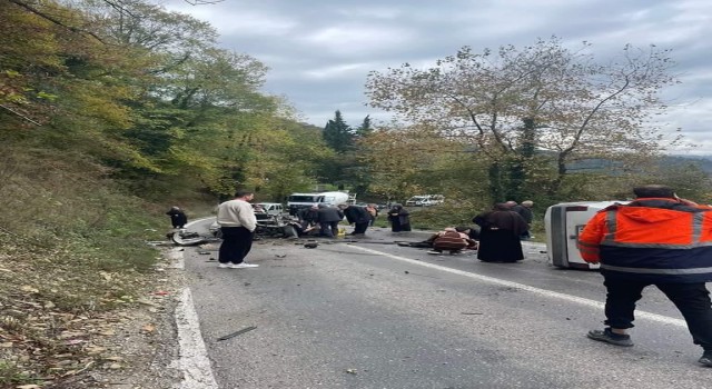 Kaza yapan Fiat Tofaş kağıt gibi dağıldı: 3 yaralı