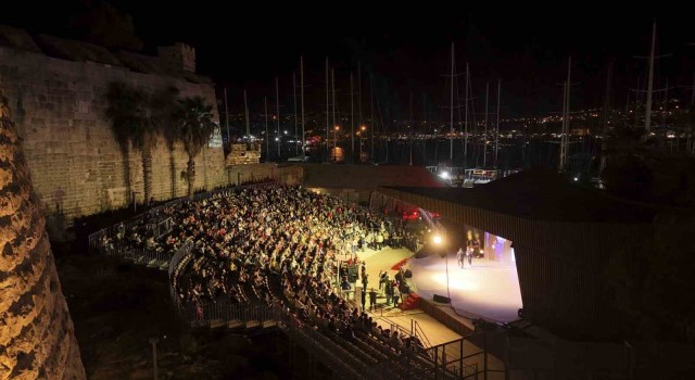 Kemal Sunal hologramıyla unutulmaz gece: Ünlüler Bodrumda buluştu