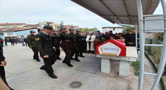 Kıbrıs gazisi toprağa verildi