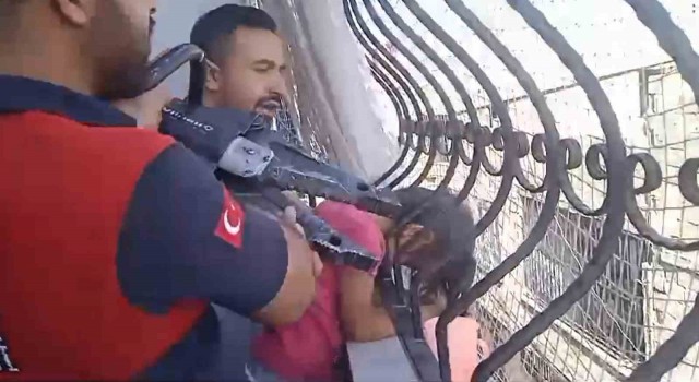 Küçük kız kafasını demir korkuluğa sıkıştırdı