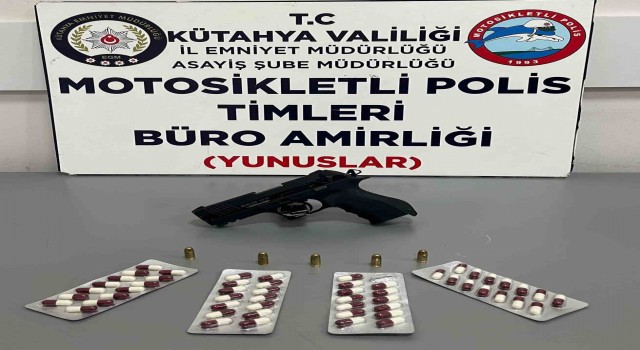 Kütahyada silah ve uyuşturucu bulunan araçtaki 2 kişi gözaltına alındı