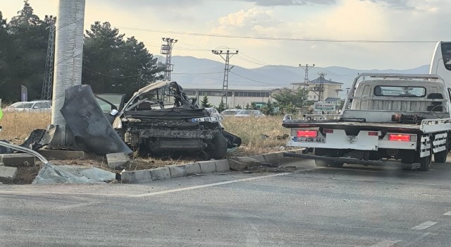 Malatyada yolcu otobüsü ile otomobil çarpıştı: 1 ölü, 1 yaralı