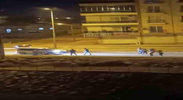 Mardinde kadınların cadde ortasında taşlı sopalı kavgası