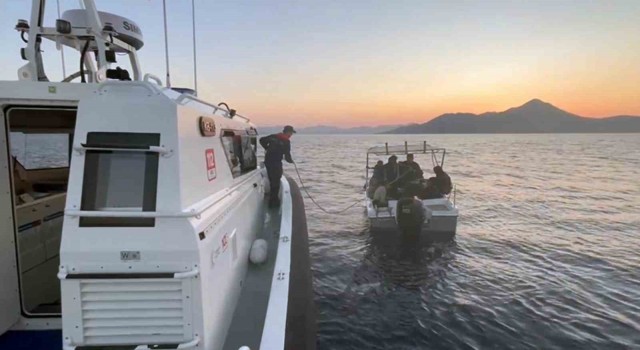 Marmariste 17 düzensiz göçmen kurtarıldı, bir göçmen kaçakçısı yakalandı