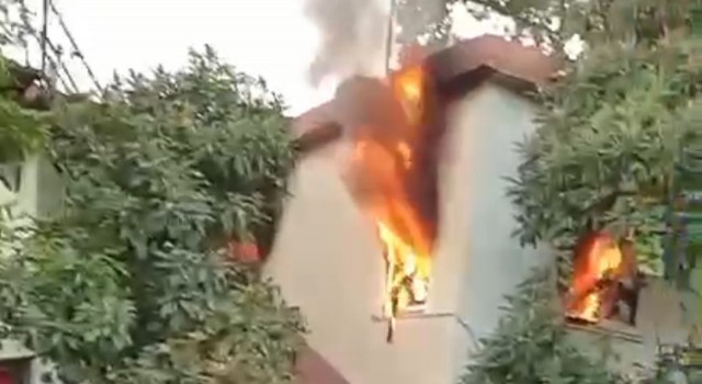 Mersinde ev alev alev yandı