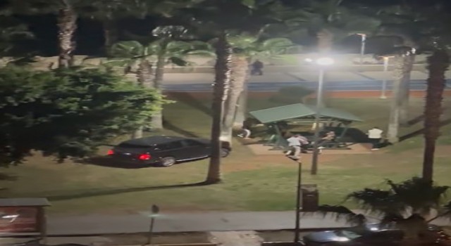 Mersinde film sahnesini aratmayan görüntüler: Aracını kalabalığın üzerine sürdü