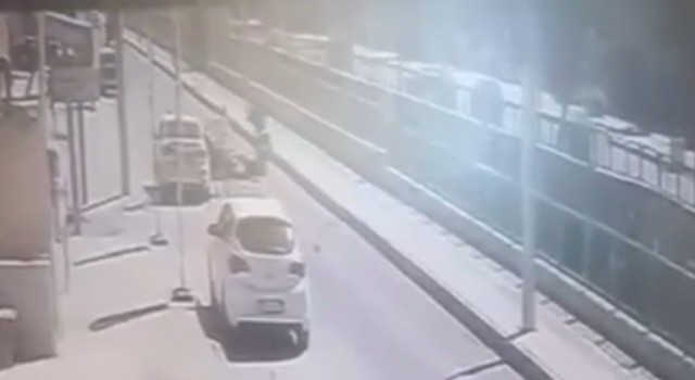 Mersinde kapısı açılan otomobile çarpan elektrikli bisikletin sürücüsü motosikletin altında kaldı