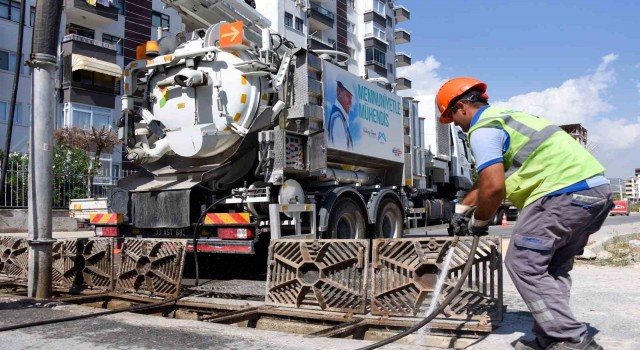 Mersinde yağışlara karşı ızgara temizlikleri yapılıyor