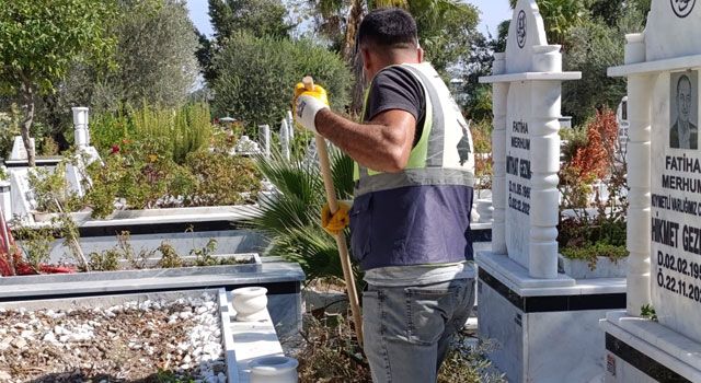 Mezarlıklarda Bakım Ve Temizlik Çalışmaları Sürüyor