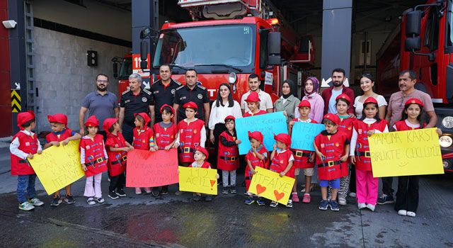 Minik İtfaiyecilerden Kahramanmaraş İtfaiyesi’ne Anlamlı Ziyaret