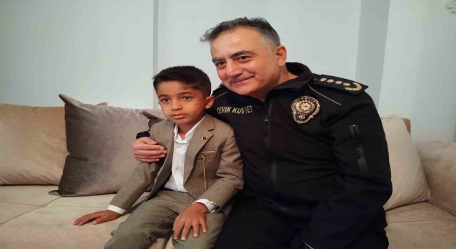 Minik Yiğit Eymenin İstiklal Marşı duyarlılığına Emniyet Müdürü Orhan duyarsız kalmadı