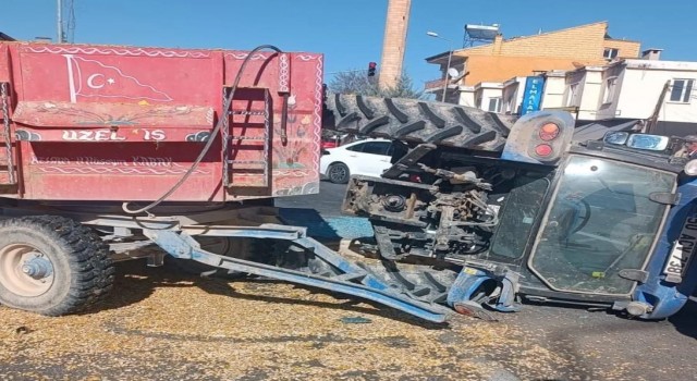 Önündeki minibüse çarpmamak için manevra yapan traktör, iki minibüse çarparak devrildi