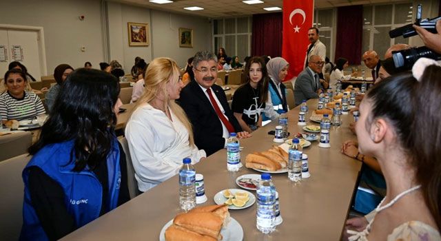 Osmaniye Valisi Yılmaz, Kız Öğrenci Yurdu’nu Ziyaret Etti