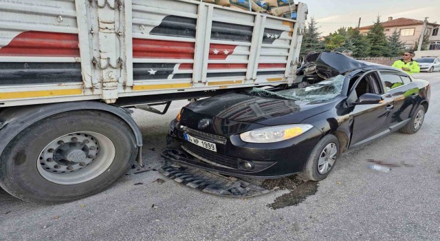 Otomobil çimento yüklü tırın altına girdi: 1i ağır 4 yaralı