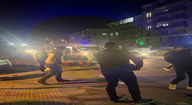 Otomobille çarpışan motosikletteki 2 şahıs yaralandı