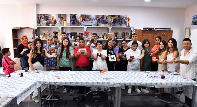 Özel Gereksinimli Bireyler Seramik Boyama Atölyesi ile Yeteneklerini Keşfediyor