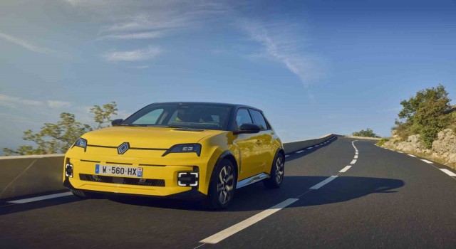 Renault 5 E-Tech %100 Elektrikli test sürüşleri Nicete gerçekleşiyor