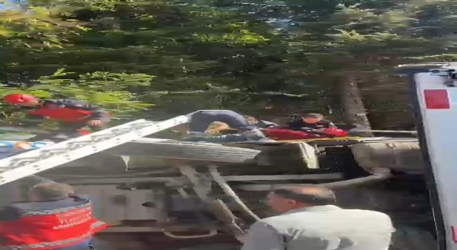 Sakaryada çöp kamyonu devrildi: Araç içerisinde sıkışan sürücü yaralandı