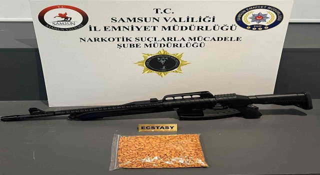 Samsunda 3 bin 300 adet extacy uyuşturucuyla yakalanan 2 kişi gözaltına alındı