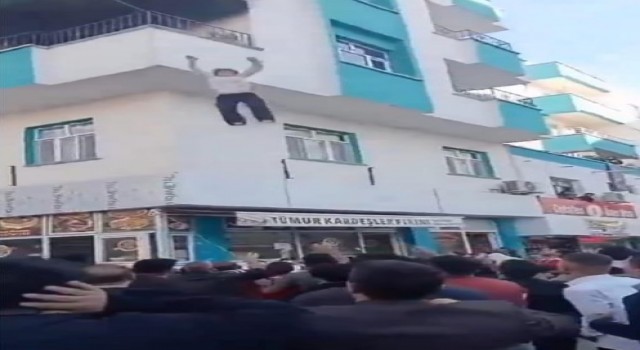 Şanlıurfada ev yangını: 2nci kattan atlayarak kurtuldular