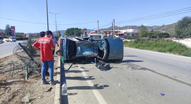 Seydikemerde otomobil takla attı: 2 yaralı