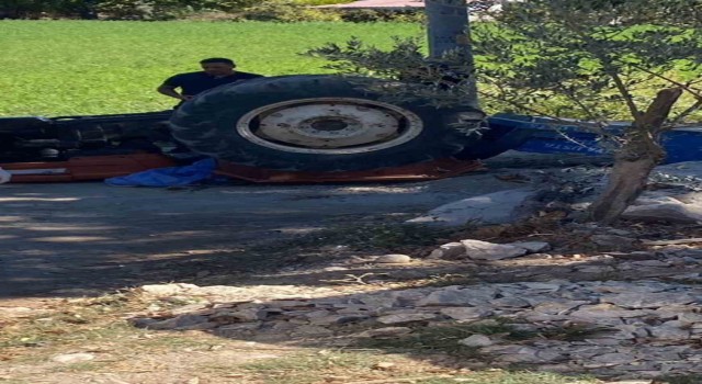 Seydikemerde traktör devrildi: 1 ölü