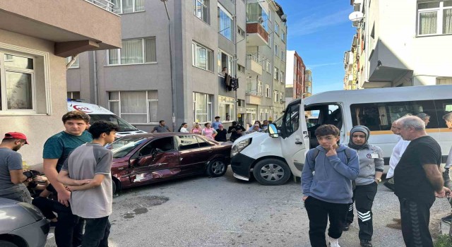 Sinopta okul servisi ile otomobil çarpıştı: 7 öğrenci yaralandı