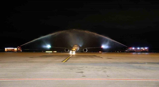 Sivasta İzmir uçağı törenle karşılandı