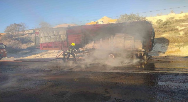 Tarsusta mısır yüklü tırda yangın