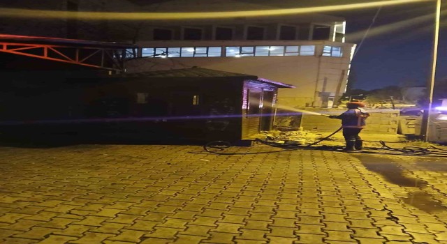 Tatvanda zabıta kulübesinde çıkan yangın korkuttu