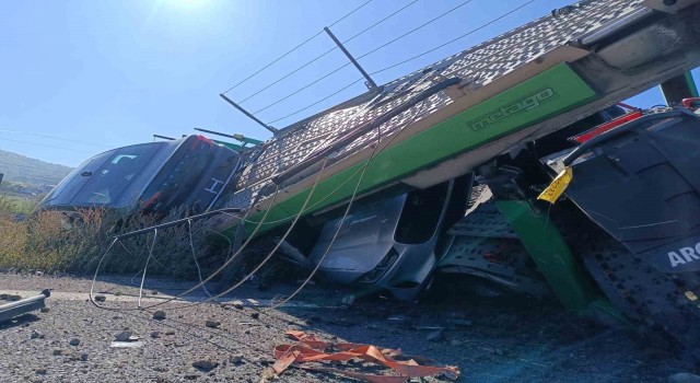 Tır kontrolden çıktı, lüks araçlar hurdaya döndü