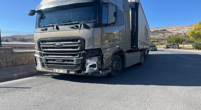 Tırla çarpışan otomobil takla attı: 1i ağır 4 yaralı