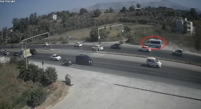 Trafik ışıklarında bekleyen araçları son anda fark etti, şarampole yuvarlanmaktan kıl payı kurtuldu