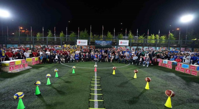 Ümraniyede amatör sporculara 6 bin 60 adet spor malzemesi dağıtıldı