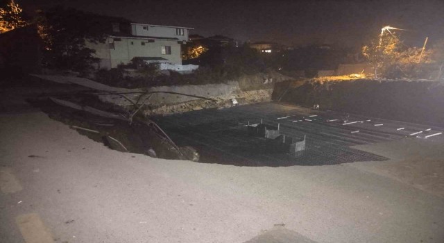 Üsküdarda istinat duvarı çöktü