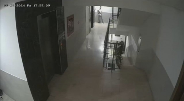 Uyuşturucu bağımlısı gencin bıçakladığı komşularına silah çektiği anlar kamerada