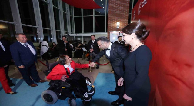 Vali Aksoy ve eşi Cumhuriyet Bayramı dolayısıyla kabul töreni gerçekleştirdi