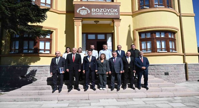 Vali Aygöl Bozüyük Şehir Müzesi ve Arşivini ziyaret etti
