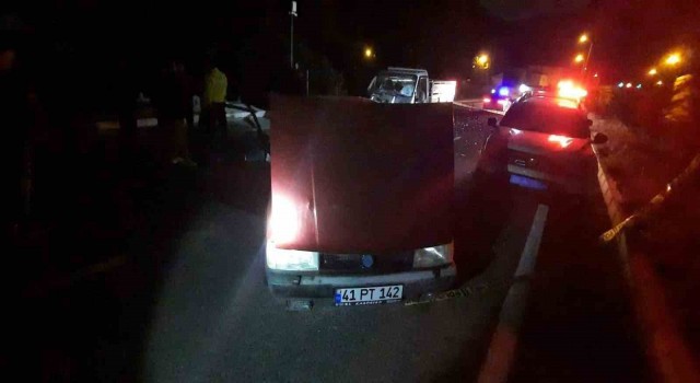 Yakıtları biten otomobillerini ittirirken kamyonet çarptı: 2 ölü, 2 yaralı