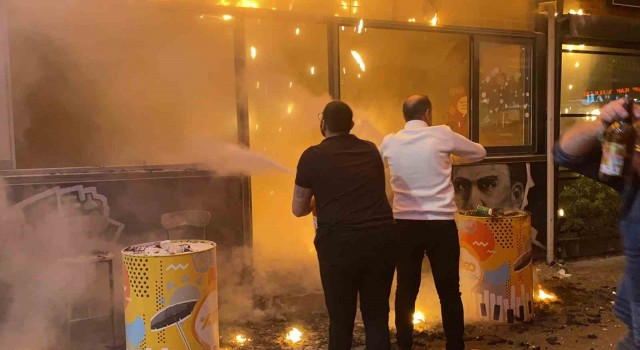 Yangından etkilenen vatandaşlara boş büfeden su alıp parasını tezgaha bıraktılar