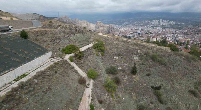 Yolu olmayan mezarlığa dürbünle ziyaret