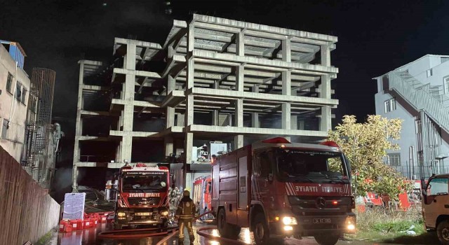 Zeytinburnunda iş merkezindeki yangını söndürme çalışmaları 13 saattir sürüyor