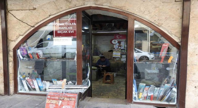 75 yaşındaki bıçak ustası 65 yıldır mesleğini severek yapıyor
