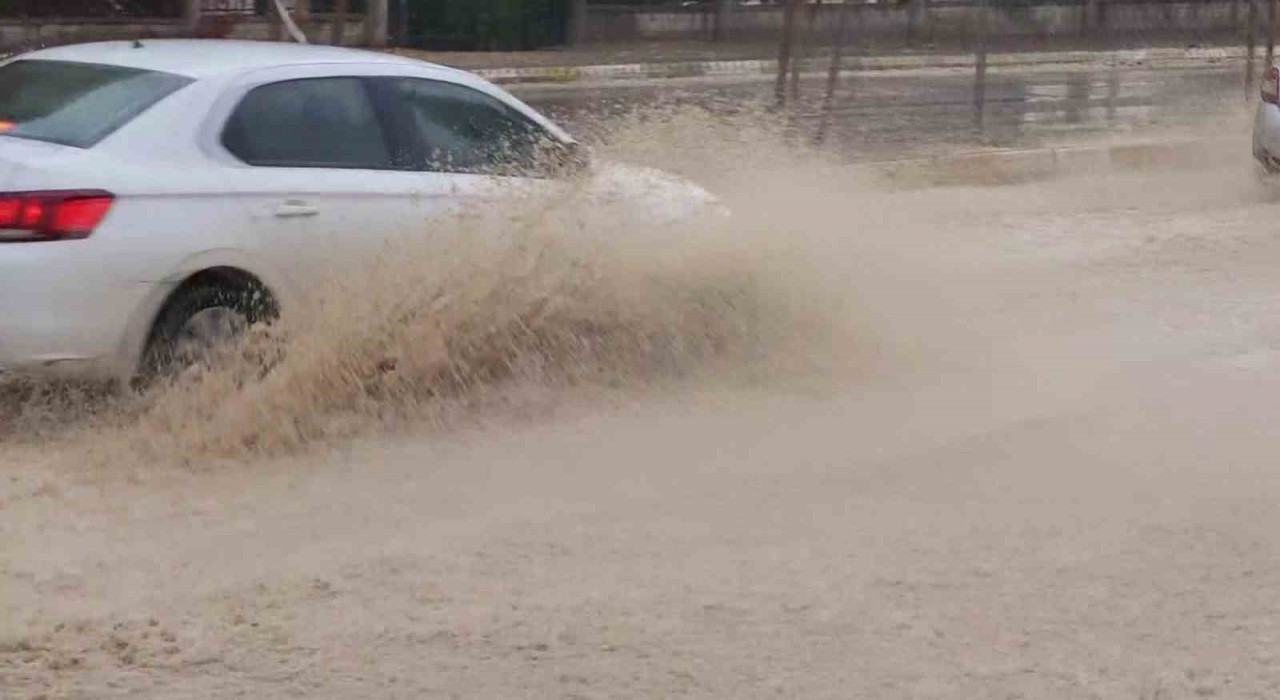 Adıyamanda sağanak yağış etkili oldu