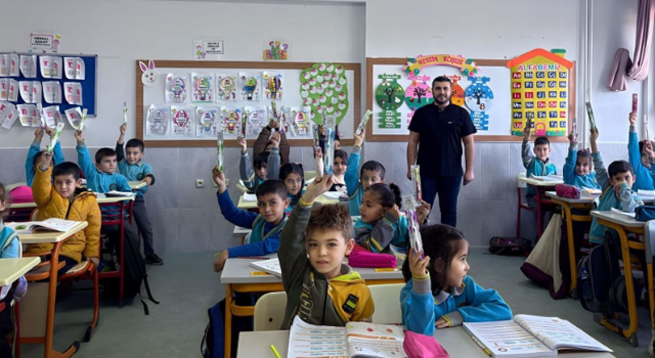 Ağız ve Diş Sağlığı Haftasında Öğrencilere Diş Fırçası Hediyesi