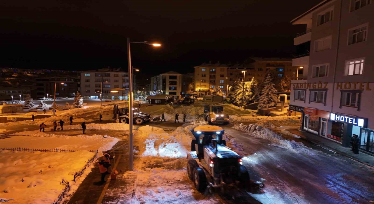 Akdağmadeninde yoğun kar mesaisi devam ediyor