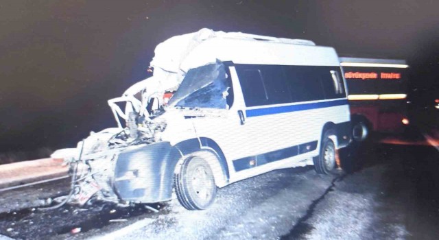Akhisarda kamyon ile minibüs çarpıştı: 1 ölü, 2 yaralı