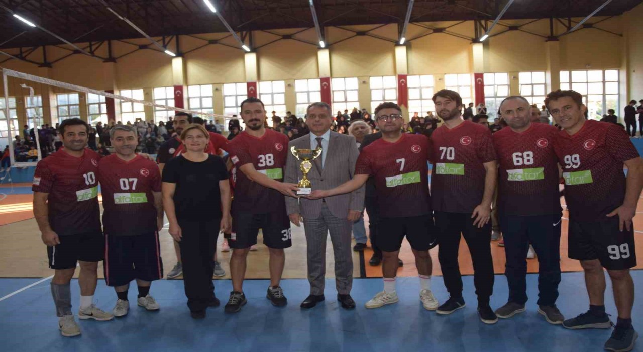 Aksuda turnuvanın kazananı Aksu Fen Lisesi