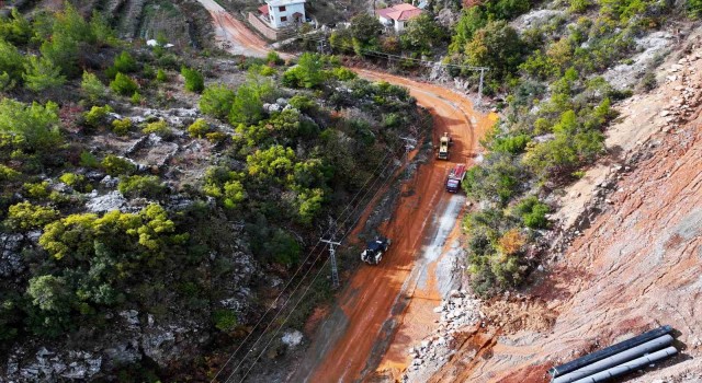 Alanya Belediyesinden yağmurda kapanan yollara anında müdahale